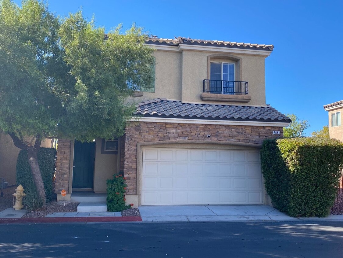 Foto principal - Wonderful 4 bed/2.5 bath home located in t...