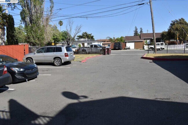 Foto del edificio - 683 Shepherd Ave