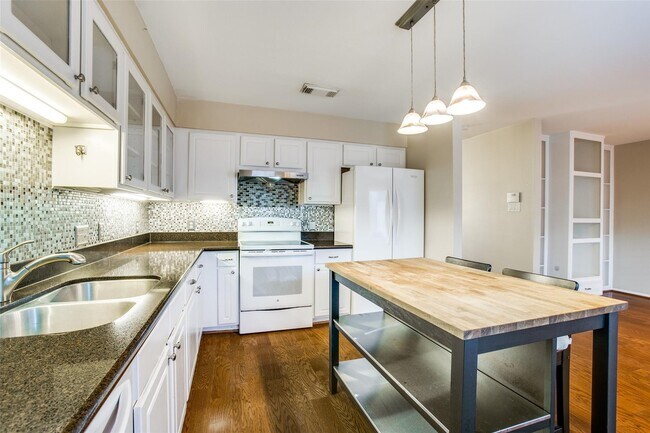 Foto del edificio - 11658 Lakeside Park Dr