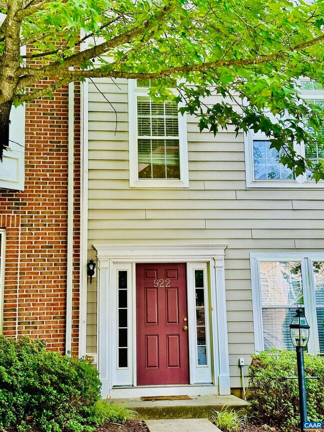 Foto del edificio - 922 Rainier Rd