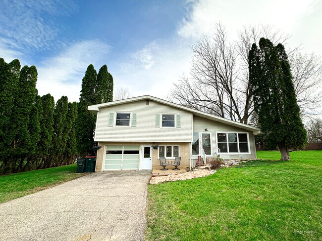 Building Photo - 1008 Forest Hills Dr SW