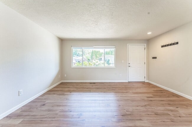 Building Photo - $500 gift card with lease by 9/10/25. Wate...