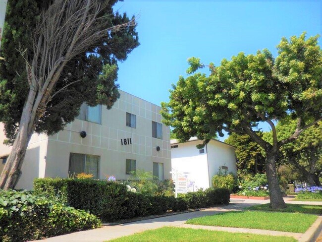 Building Photo - 1811 Huntington Dr