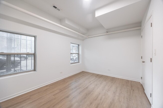 Building Photo - 5054 N Winthrop Ave