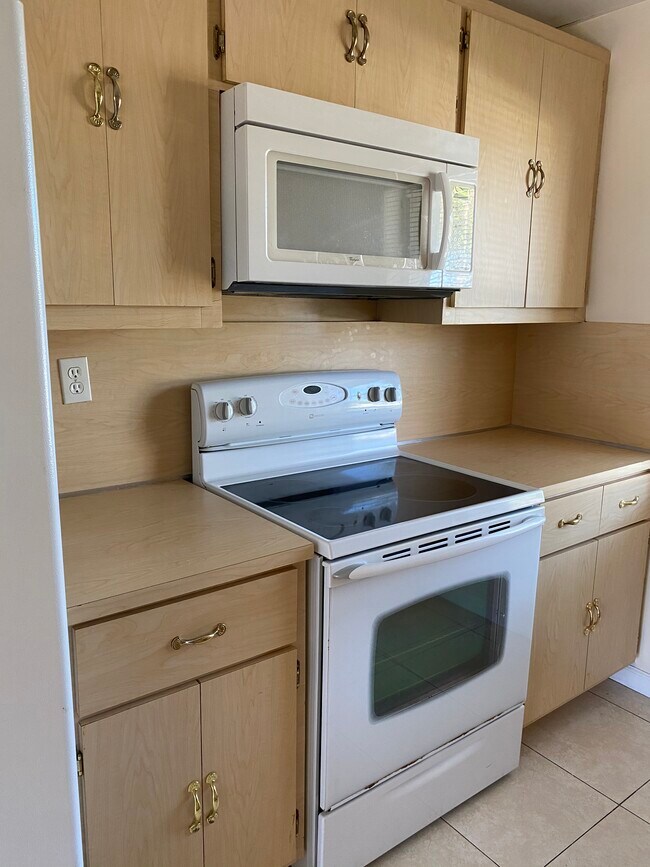 Kitchen - 5407 SW 140th Ct