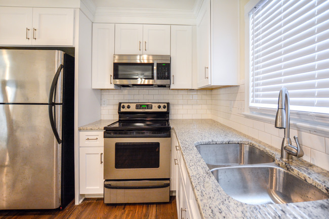 Building Photo - Beautifully Renovated West Ashley Home