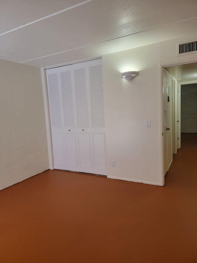 Classic guest bedroom - Palisade Flats