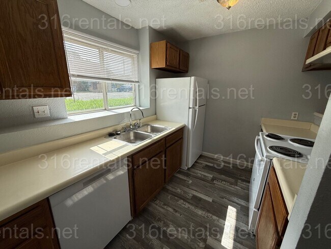 Foto del edificio - $895 - 2 bed 1.5 bath beautiful bi-level a...