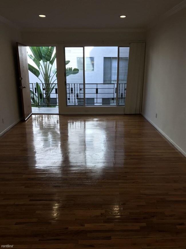 Foto del edificio - 7371 Fountain Ave