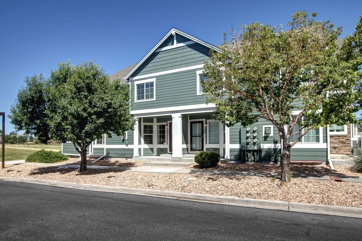 Foto principal - Rare Sapphire Pointe 2 bed townhome for le...
