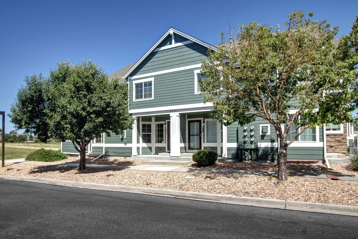 Primary Photo - Rare Sapphire Pointe 2 bed townhome for le...
