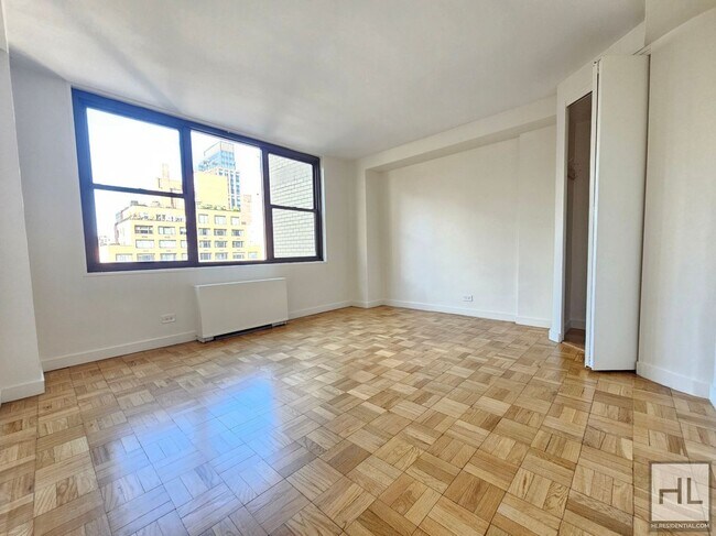 Foto del edificio - Corner 1-Bedroom in Midtown East | 11th Floor, Full-Service Building