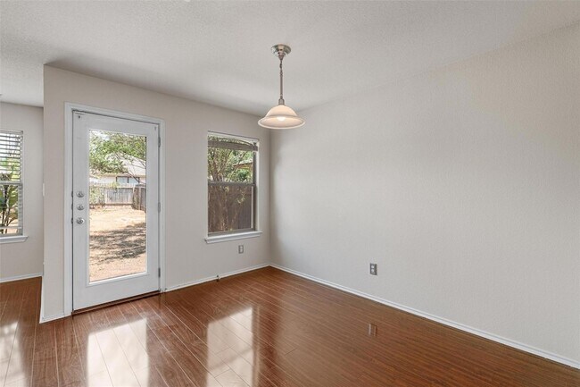 Foto del edificio - 15012 Parrish Ln