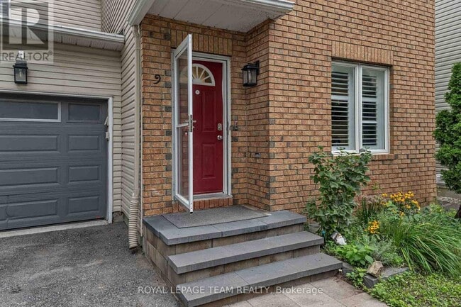 Building Photo - 583 Tweedsmuir Ave