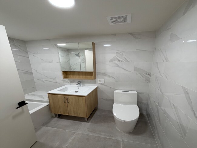 Foto del edificio - 3112 Emmons Ave