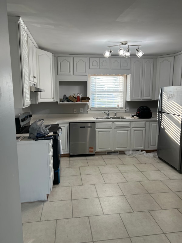 Building Photo - 639 N College Rd