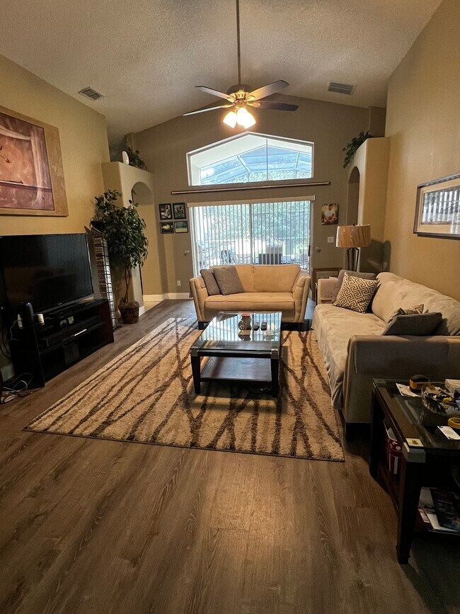 Foto del edificio - 15832 Heron Hill St