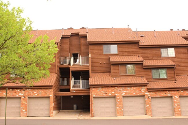 Foto del edificio - Huge 1 bedroom Condo With Loft, Walking Di...