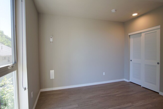 Foto del edificio - Sellwood 3rd Floor-Studio w W/D Ready Late...
