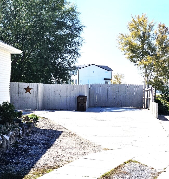 Building Photo - 1756 E West Pinion Cir