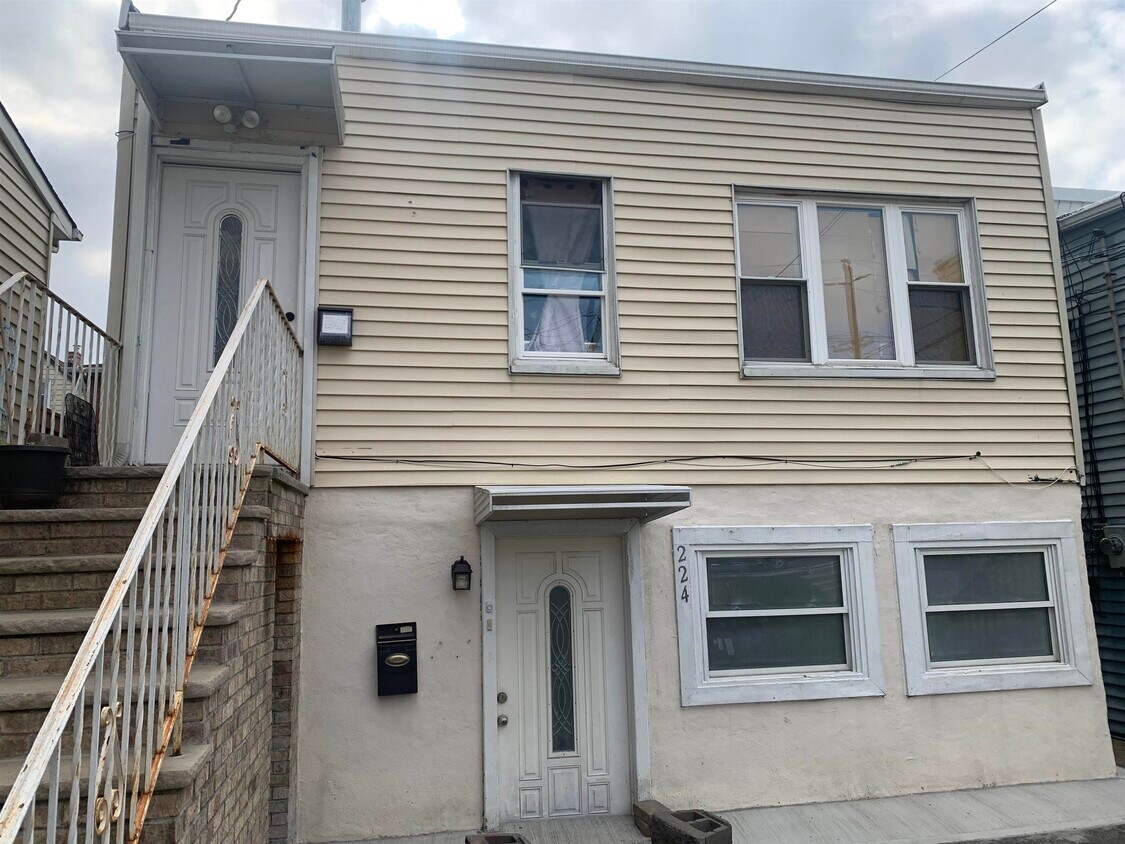 Primary Photo - 224 Main St