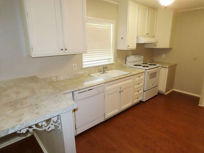 Building Photo - Cozy 3 Bedroom, 2 Bath Home w/Fenced Yard