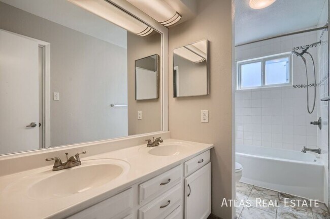 Foto del edificio - 1966 S Olathe St