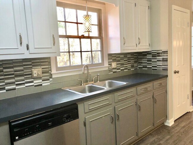 Foto del edificio - ADORABLE RENOVATED HOME IN IRMO'S NEW FRIA...