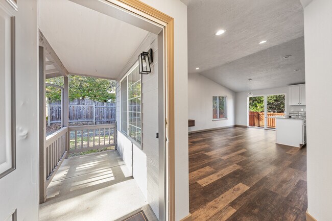 Building Photo - 840 SW Oakdale Ave