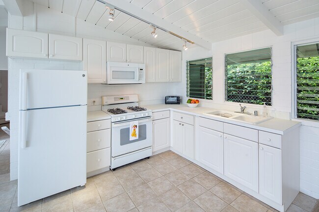 Foto del edificio - Very clean and bright 1 bedroom, 2 bath in Lanikai with views! All utilities!