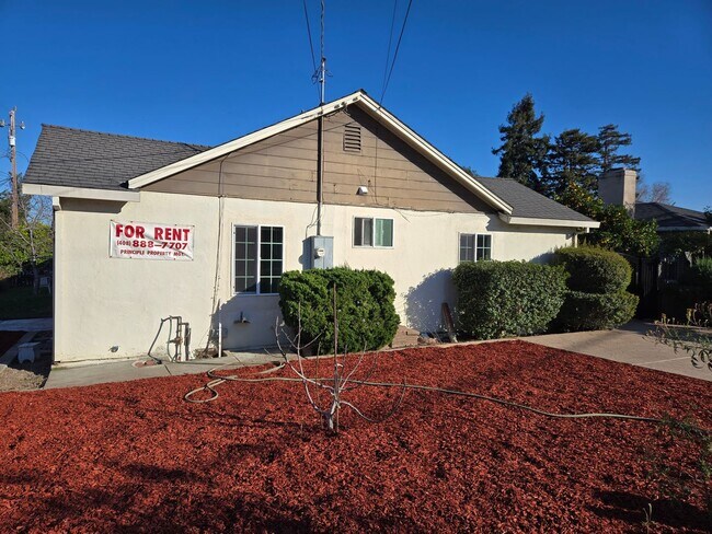 Foto del edificio - Beautifully Renovated 3-Bedroom / 2-Bathroom Duplex-Style Home in Prime Sunnyvale