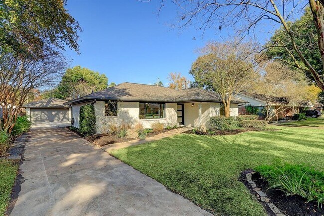 Building Photo - 9810 Pine Lake Dr