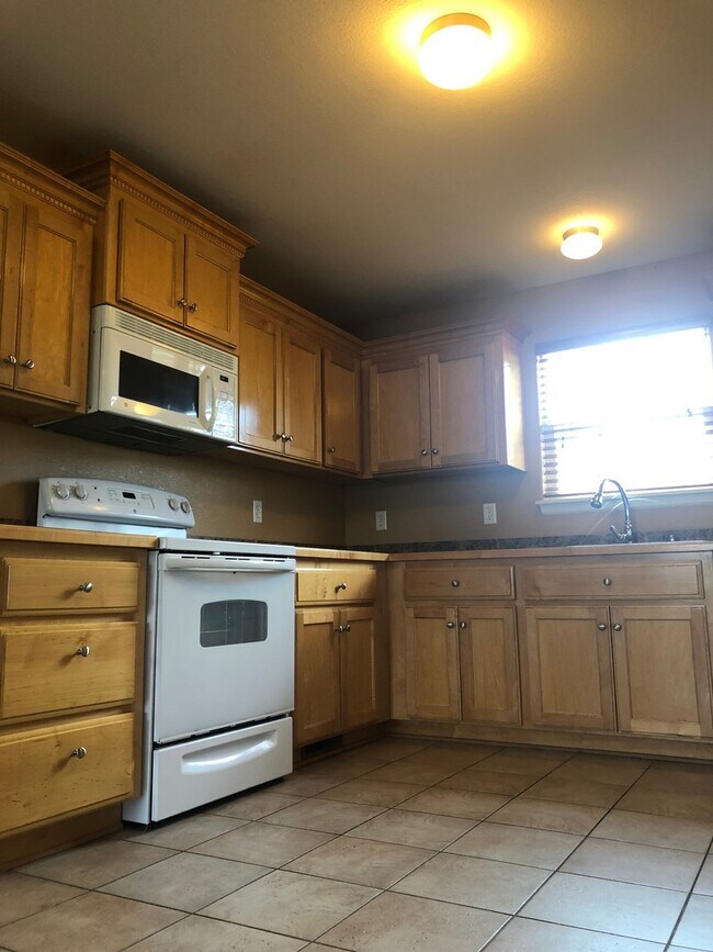 Foto del edificio - SPACIOUS SINGLE FAMILY IN GREAT LOCATION