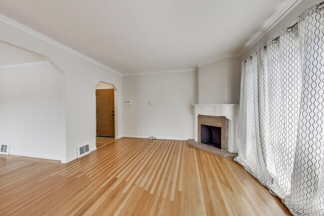 Foto del edificio - Beautiful Updated 3BD/2BA + Bonus Room Hom...