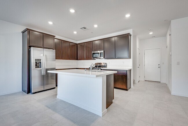 Foto del edificio - Two-Story Home with Modern Features in a Desirable Community