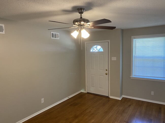 Building Photo - $500 OFF FIRST MONTH'S RENT!