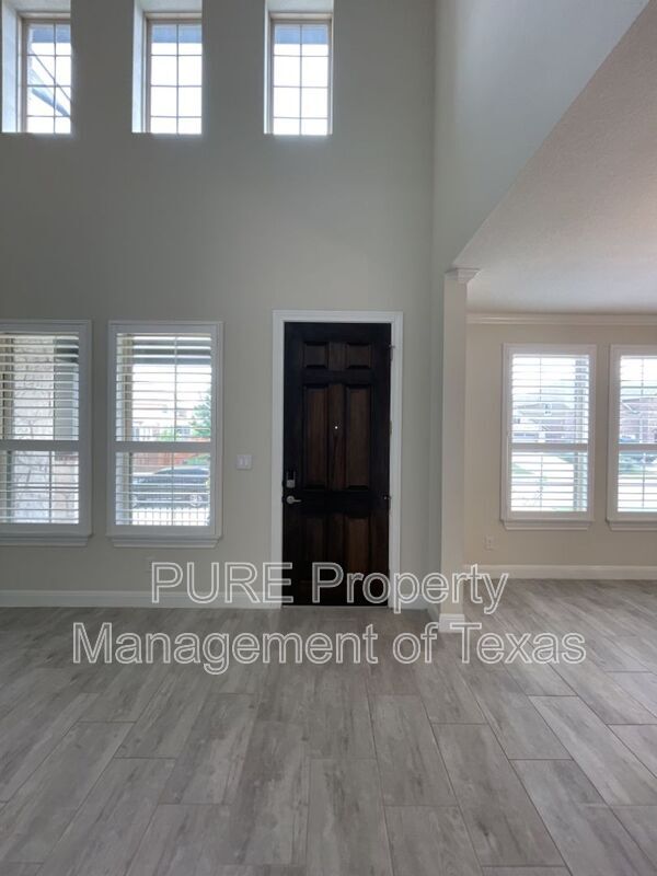 Building Photo - 716 Expedition Way
