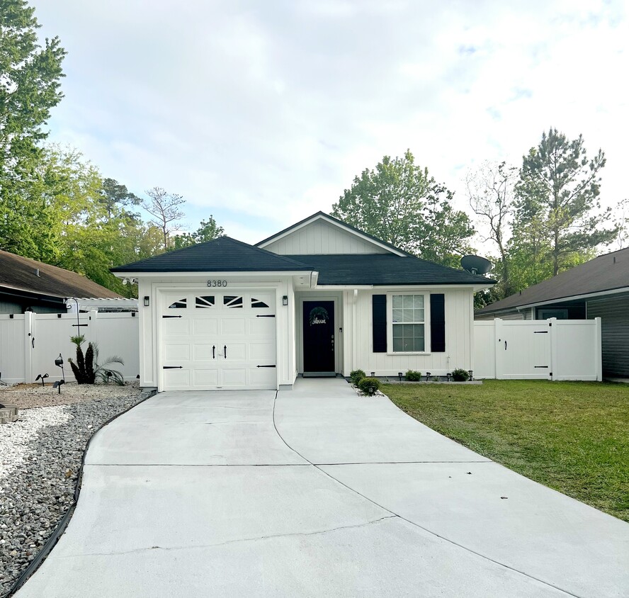 House Front View - 8380 Argyle Corners Ct