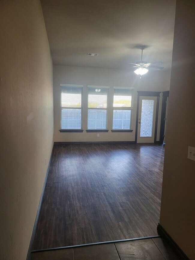 Foto del edificio - TAKE A LOOK AT YOUR NEW HOME!