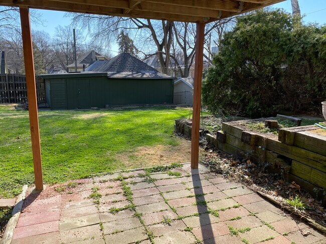 Covered patio & yard - 1023 N 38th St