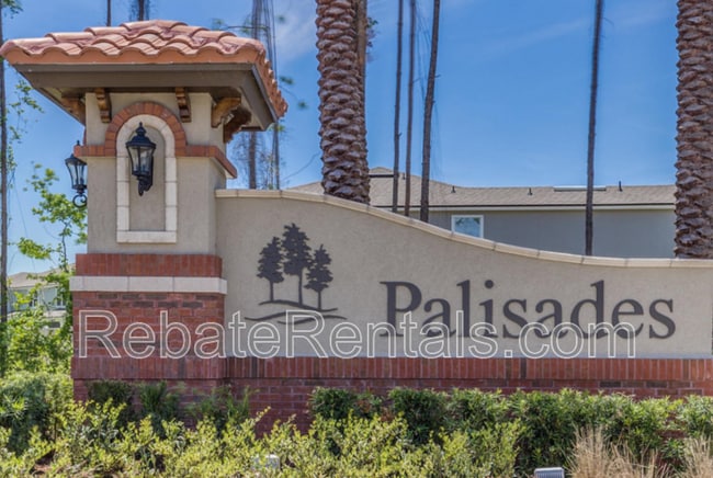 Building Photo - 732 Servia Dr