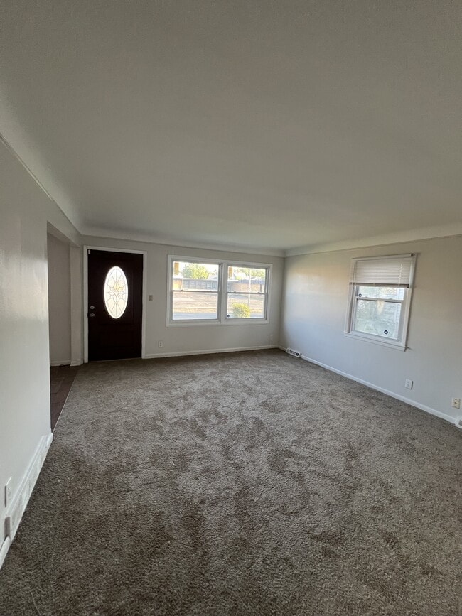 Foto del edificio - 13706 Rexwood Ave