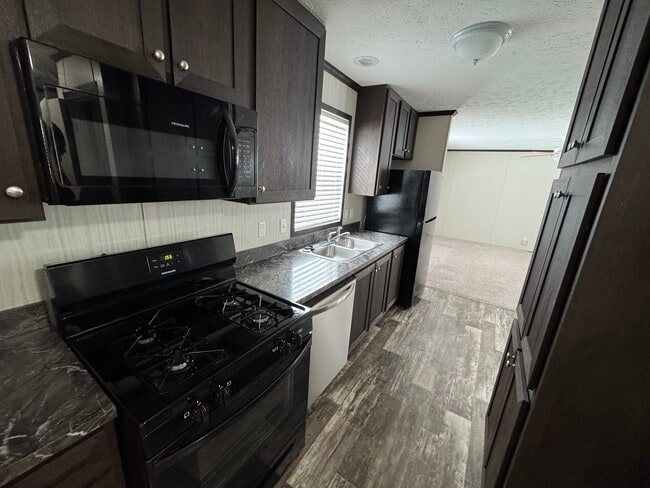 Building Photo - 216 Maple