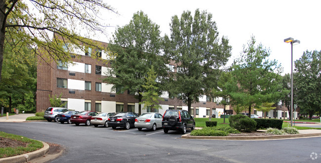 Building Photo - Village Oaks Apartments