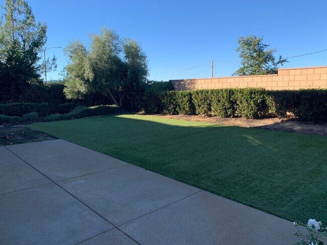 Foto del edificio - Former Model Home for Rent 4 bed downstair...