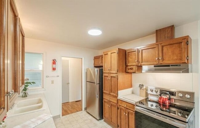 Building Photo - Charming One-Level Home with Private Yard ...