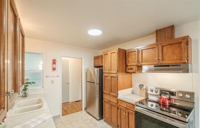 Foto del edificio - Charming One-Level Home with Private Yard ...