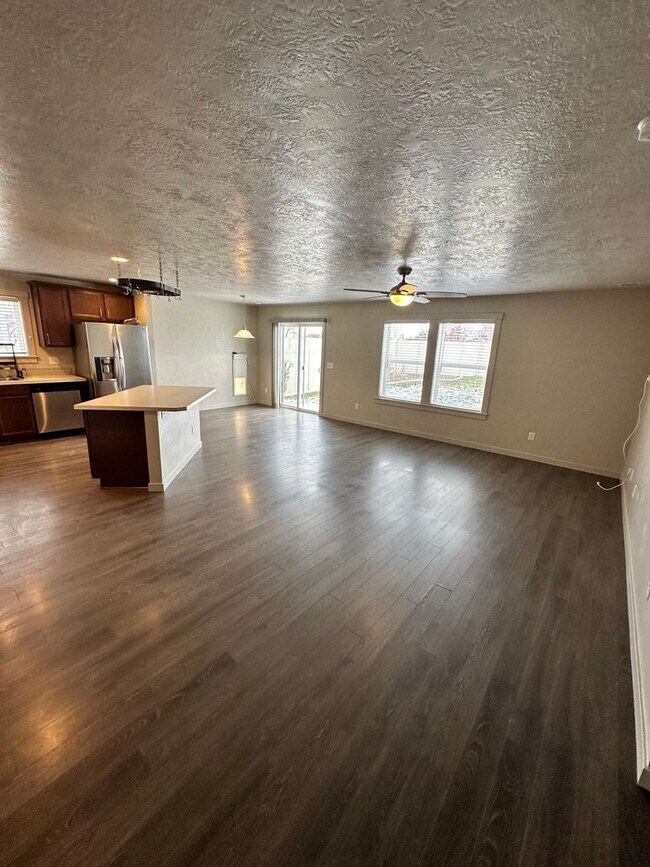 Foto del edificio - 3 Bedrooms, 2 bathrooms, 2 car garage with Fenced in Backyard built in 2018