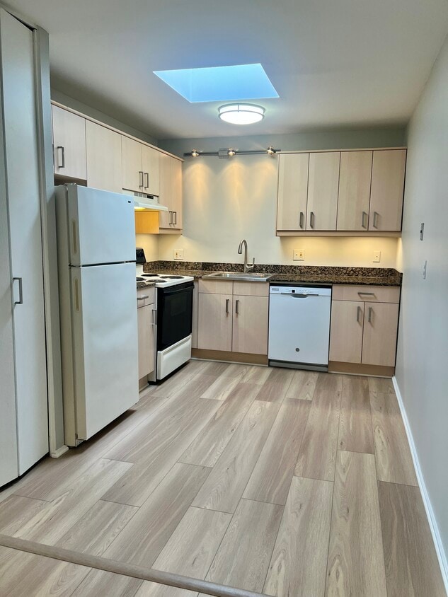 2BR, 1BA - 1,025SF Kitchen - Camelot Apartments