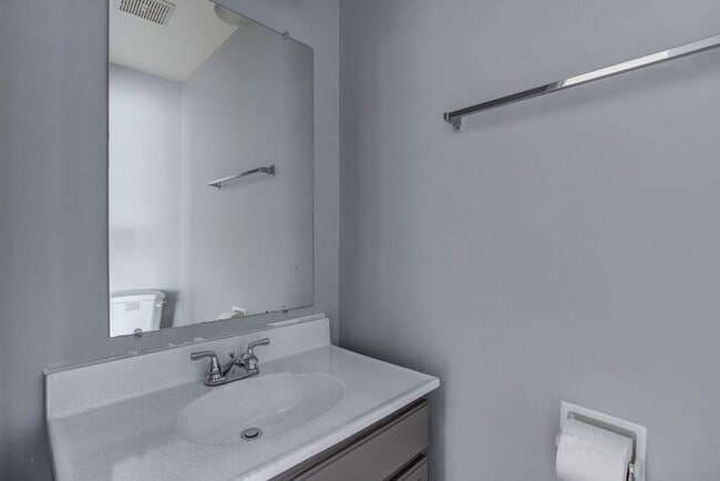 Building Photo - Lovely 2 Bedroom!! Hurry In Today!! 1st mo...